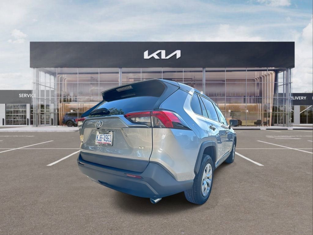 Used 2021 Toyota RAV4 LE image 8