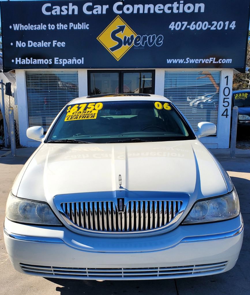 Used 2006 Lincoln Town Car Signature Limited image 3