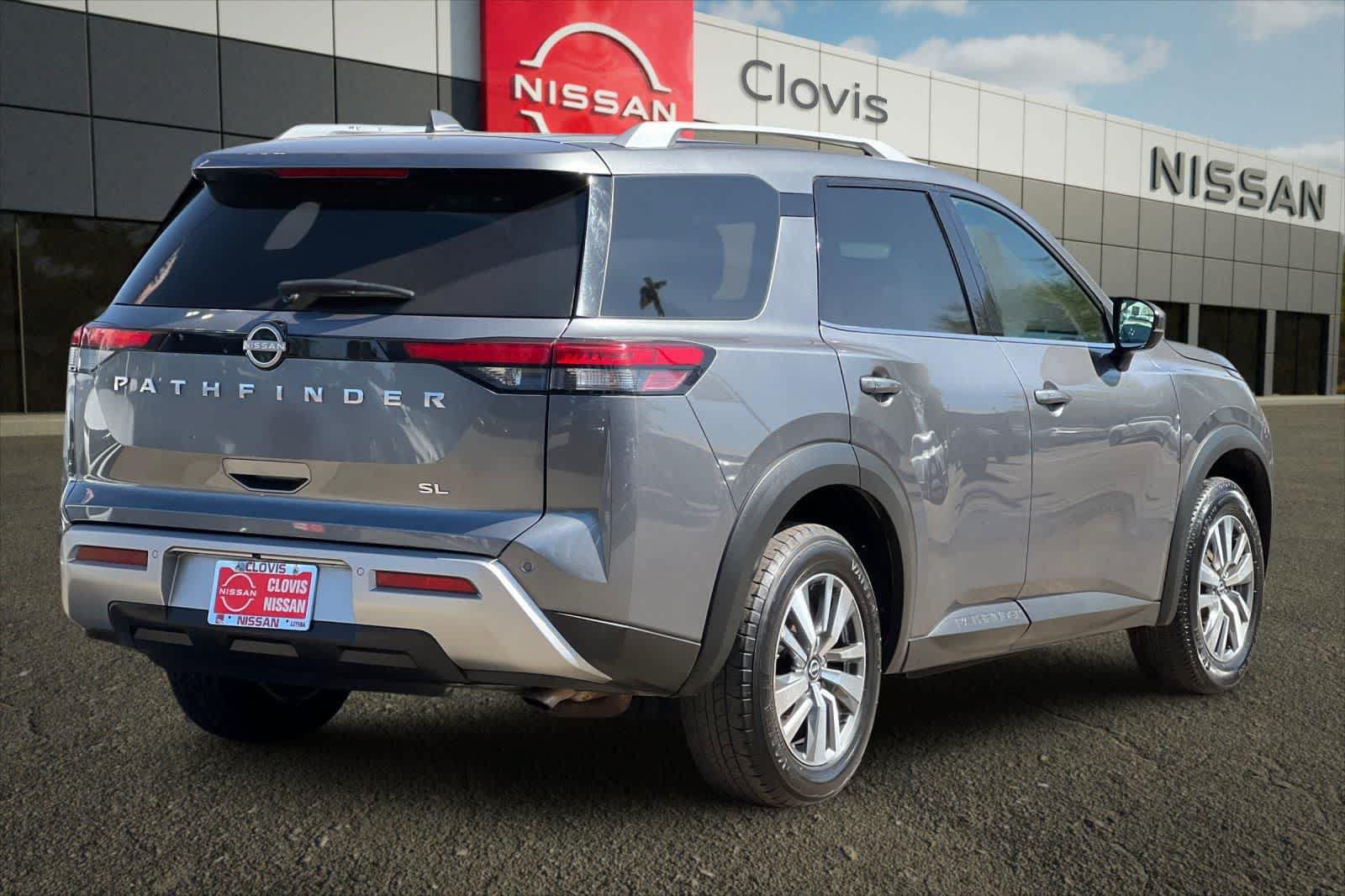 Used 2025 Nissan Pathfinder SL FWD image 3