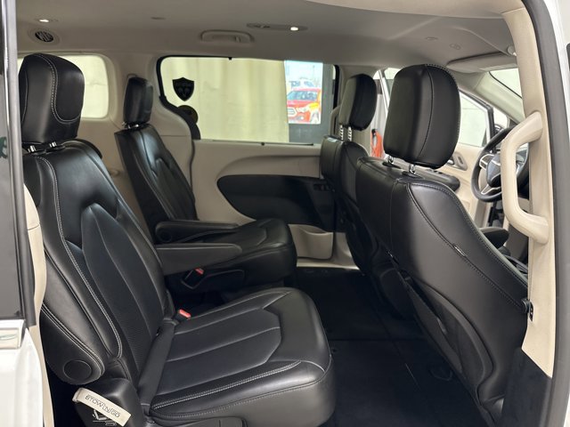 Used 2024 Chrysler Pacifica Touring-L image 30