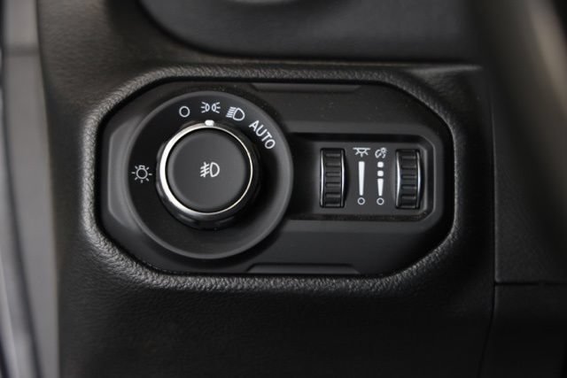 Used 2022 Jeep Wrangler Unlimited Sahara w/ LED Lighting Group AWD/4WD image 21