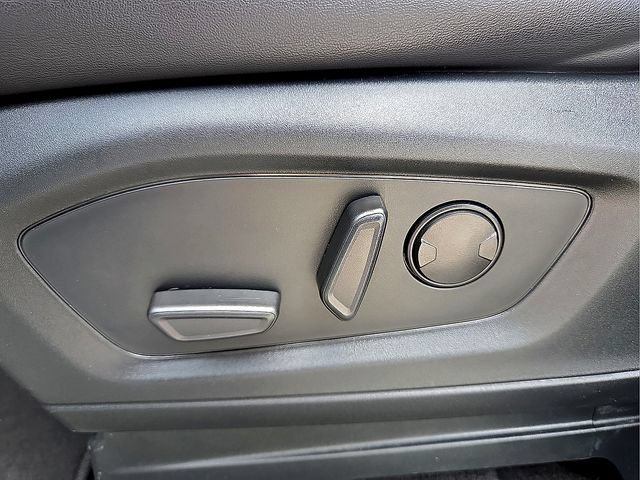 Used 2023 Ford Explorer XLT w/ Equipment Group 202A AWD/4WD image 18