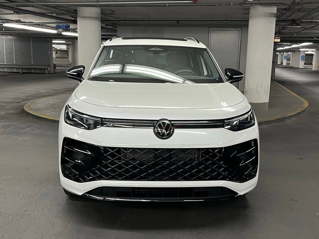 New 2025 Volkswagen Tiguan SE R-Line image 33
