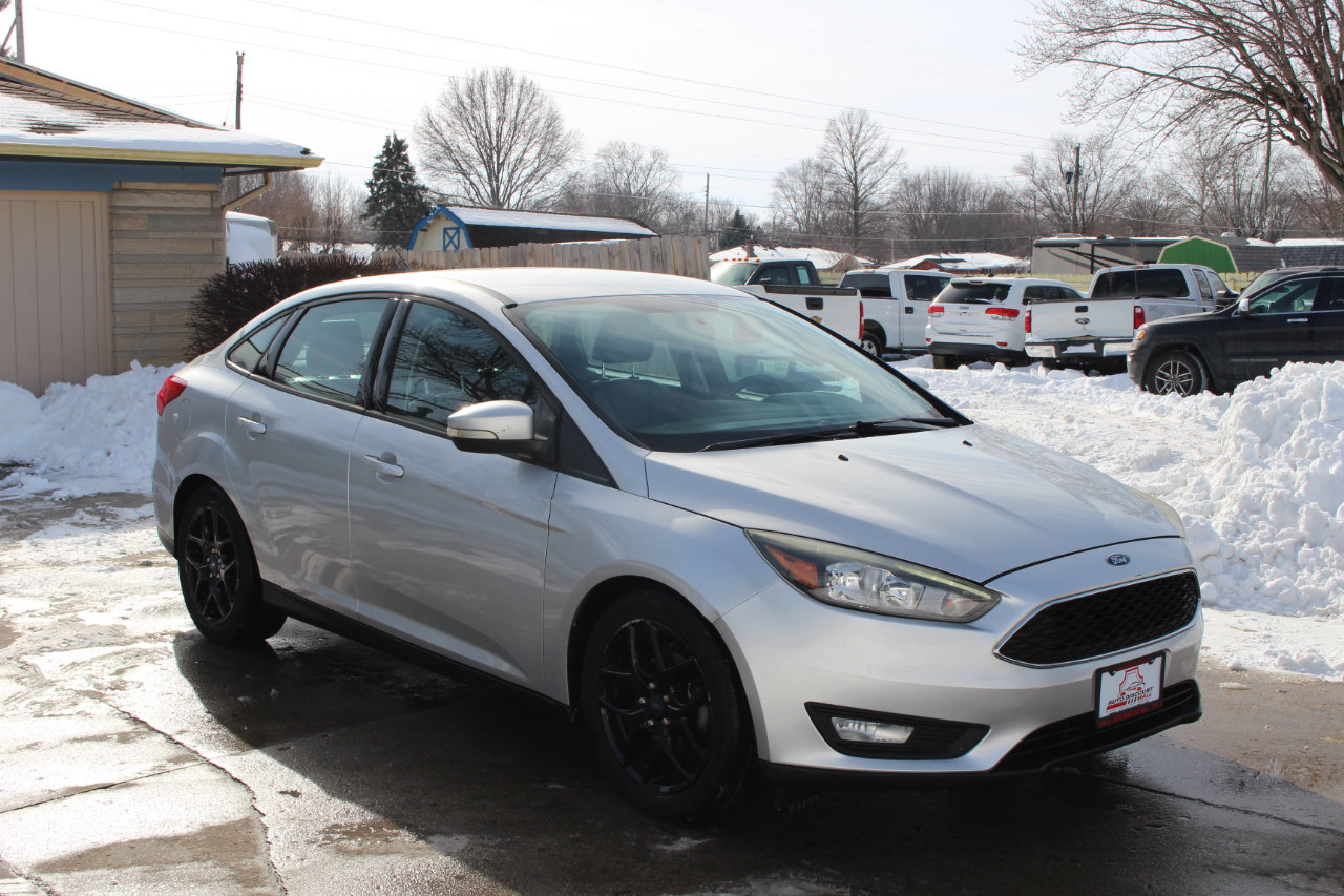 Used 2016 Ford Focus SE w/ Equipment Group 201A image 2