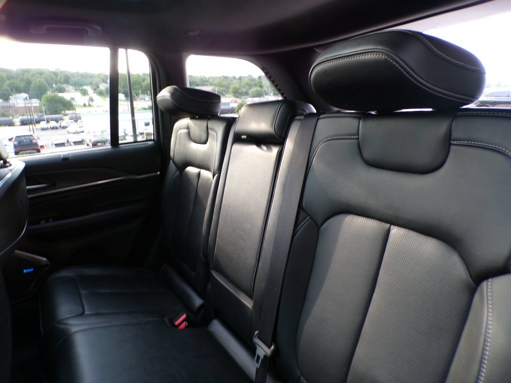 Used 2023 Jeep Grand Cherokee Overland w/ Luxury Tech Group IV AWD/4WD image 16