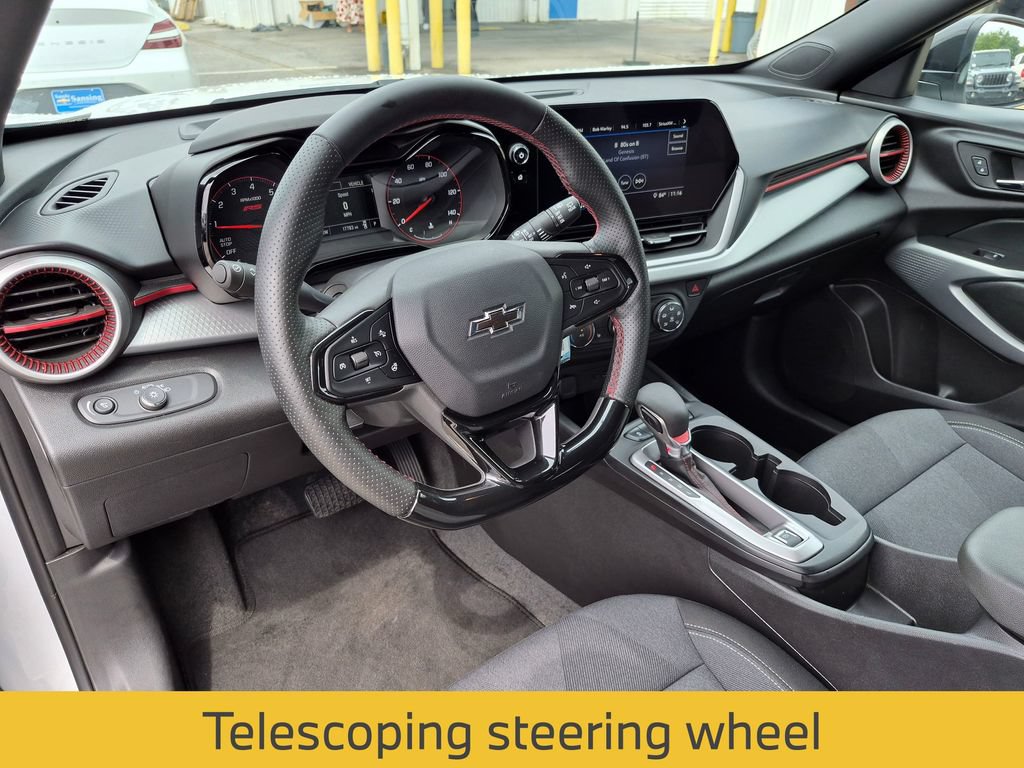 Used 2026 Chevrolet Trax RS FWD image 32