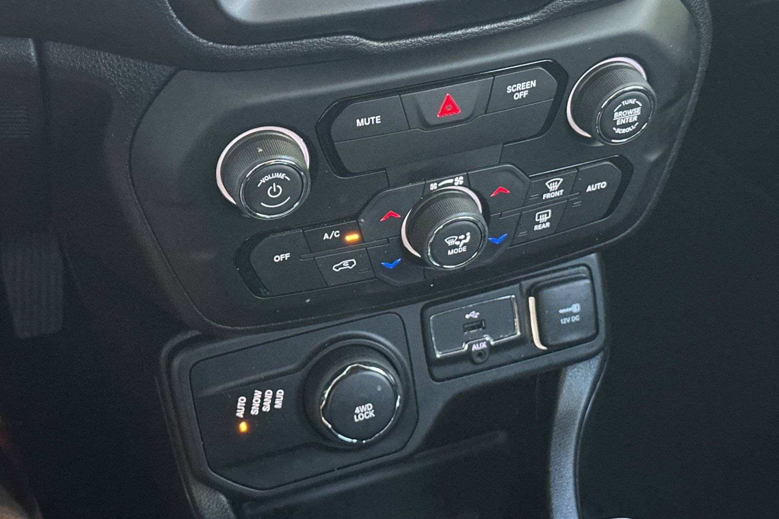 Used 2018 Jeep Renegade Altitude w/ UConnect 8.4 Nav Group AWD/4WD image 21