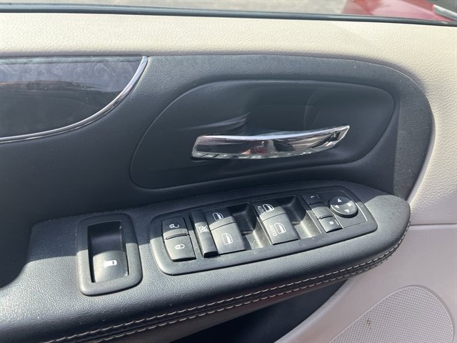 Used 2014 Chrysler Town & Country Touring FWD image 18