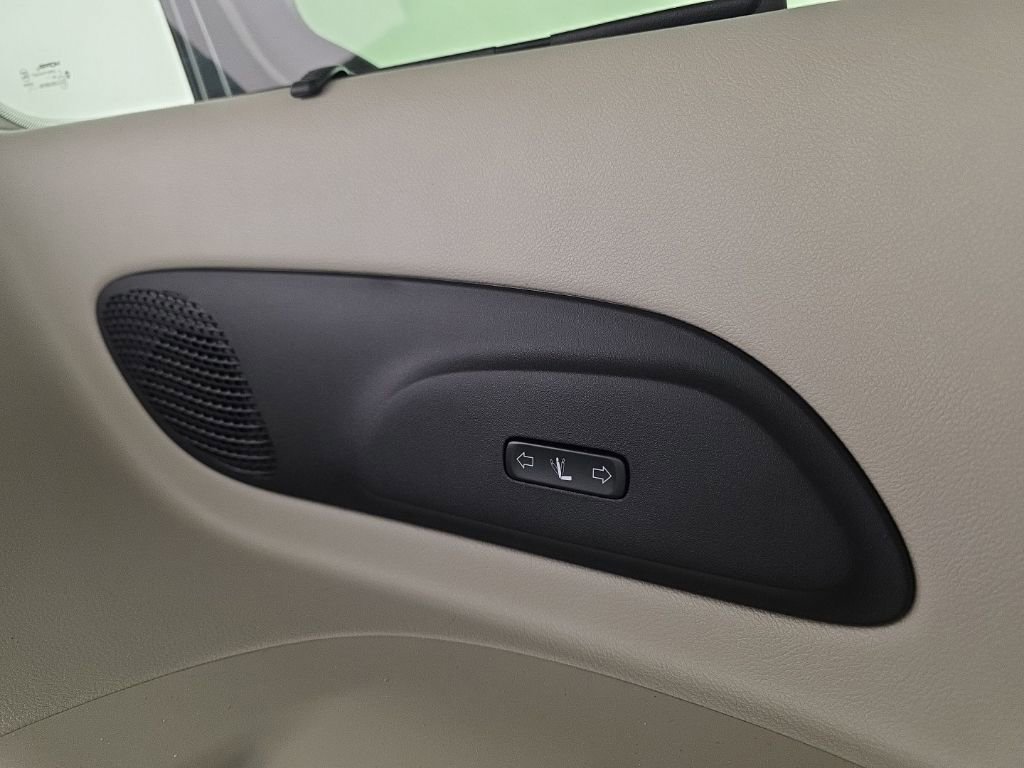 Used 2017 Chrysler Pacifica Limited image 34