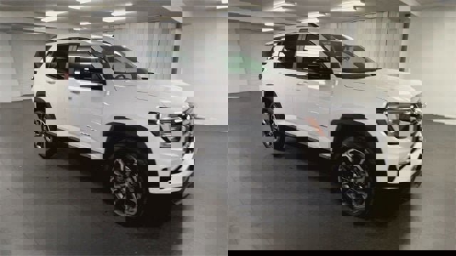 Used 2025 GMC Terrain Elevation w/ Elevation Premium Package image 2