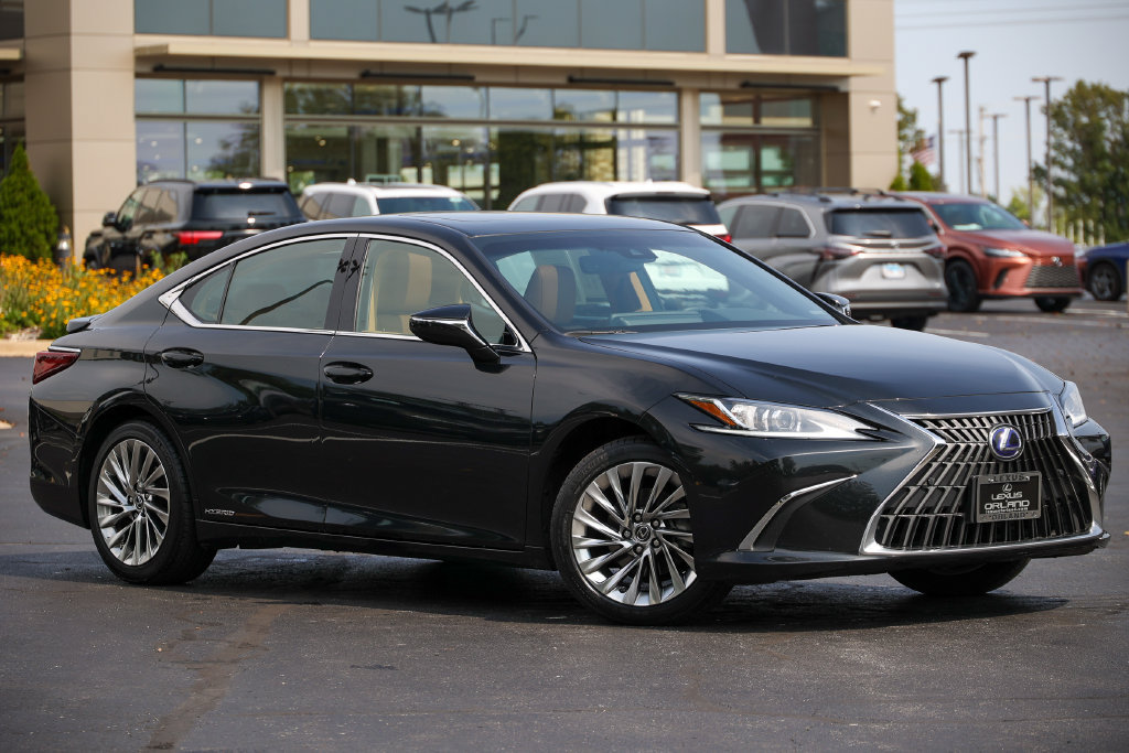 Certified 2022 Lexus ES 300h w/ Accessory Package FWD image 1