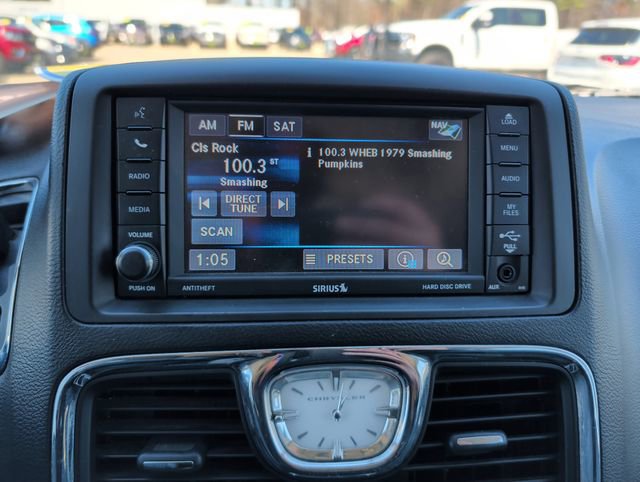 Used 2016 Chrysler Town & Country Touring-L FWD image 22