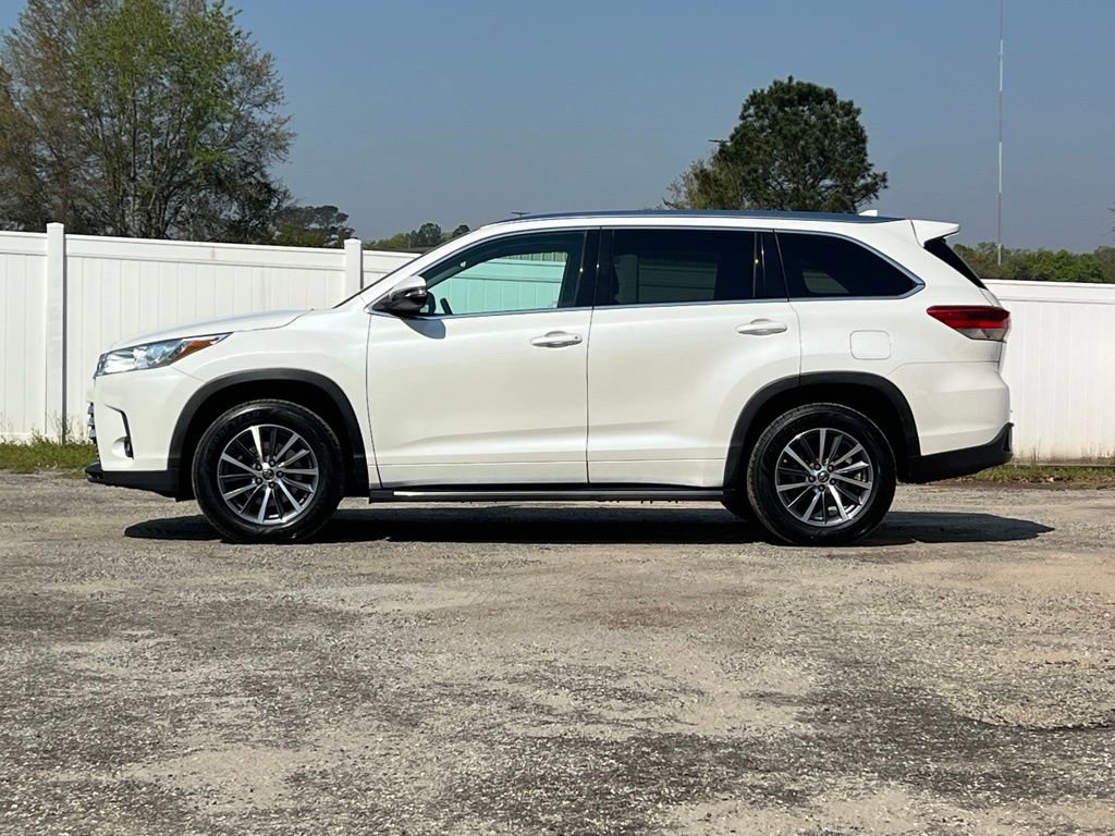 Used 2017 Toyota Highlander XLE image 2