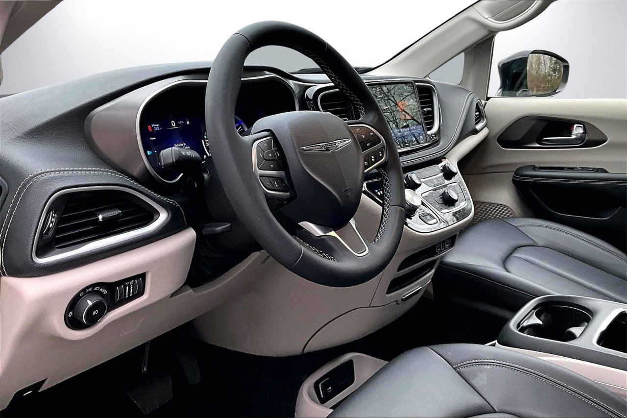 Certified 2024 Chrysler Pacifica Select image 19