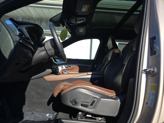 Certified 2025 Volvo XC90 B6 Ultra w/ Lounge Package image 28