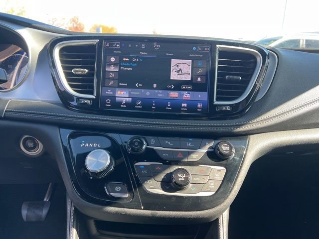 Used 2025 Chrysler Pacifica Limited image 16