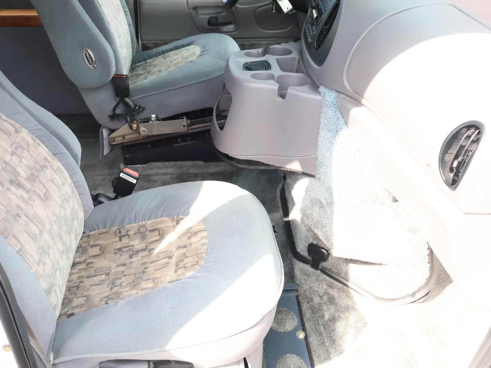 Used 2000 Ford E-150 and Econoline 150 RWD image 42