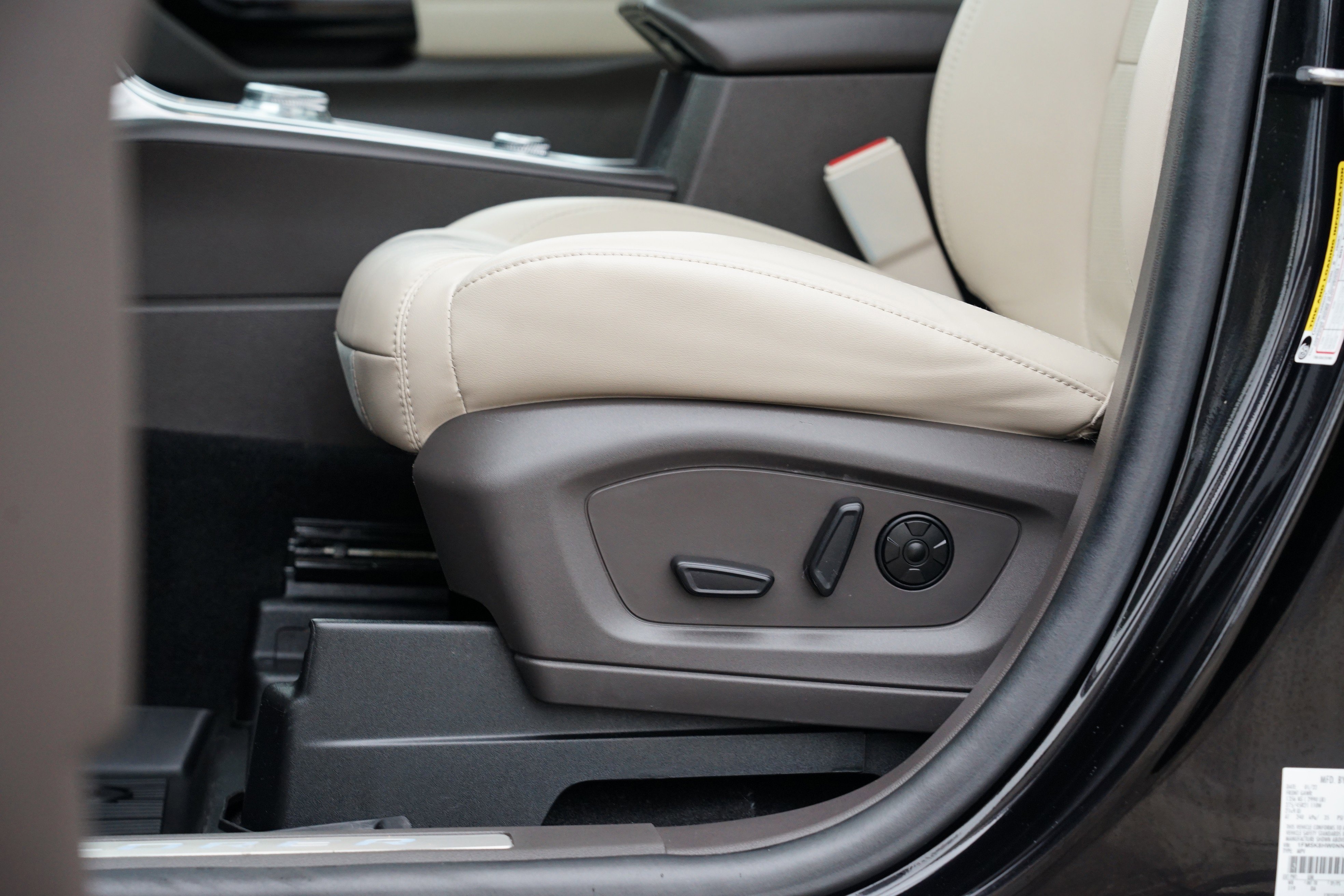 Used 2022 Ford Explorer Platinum AWD/4WD image 17