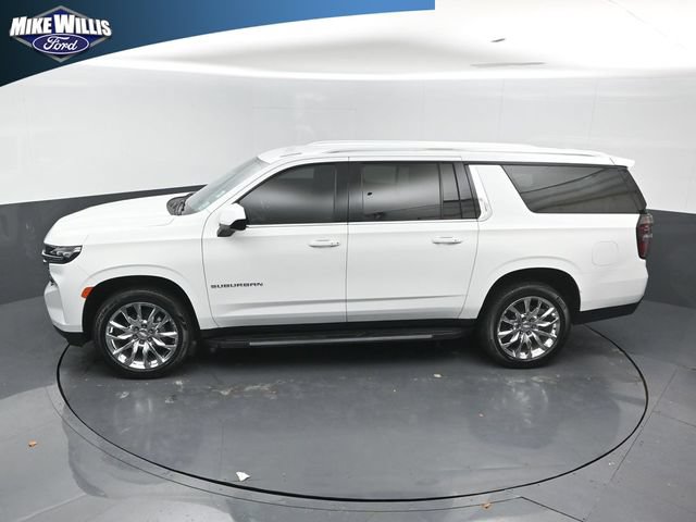 Used 2022 Chevrolet Suburban LT RWD image 12