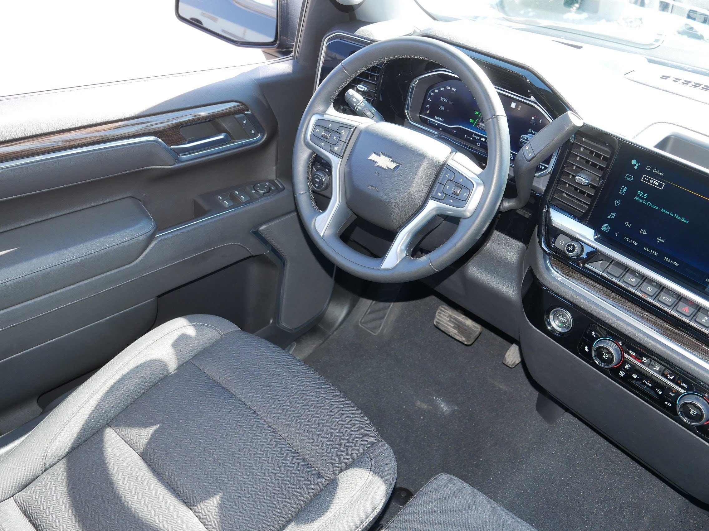 Used 2023 Chevrolet Silverado 1500 LT image 9