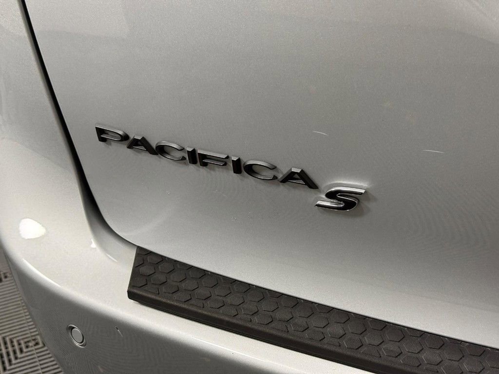 Used 2024 Chrysler Pacifica Limited w/ S Appearance Package image 5