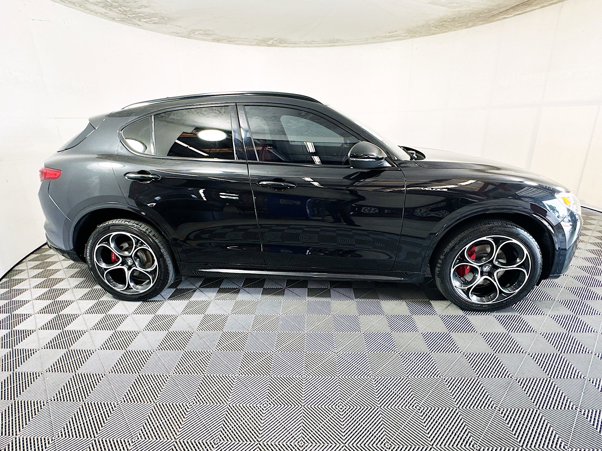 Used 2022 Alfa Romeo Stelvio Veloce AWD/4WD image 2
