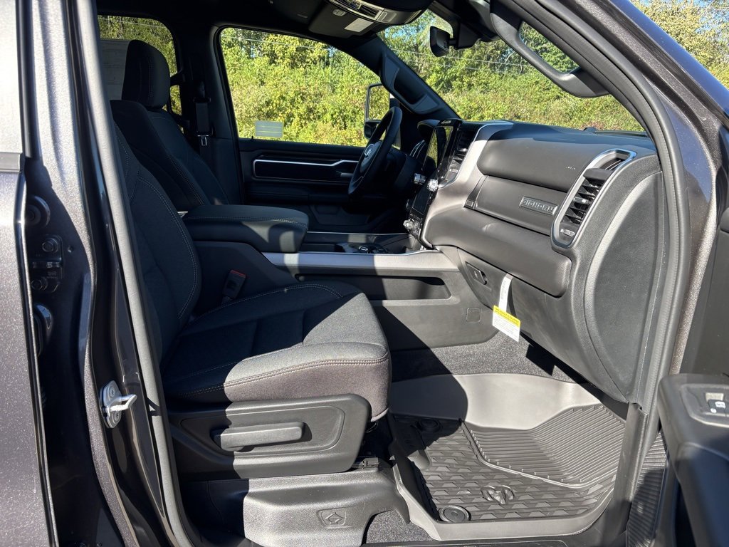 New 2026 RAM 1500 4x4 Crew Cab image 32