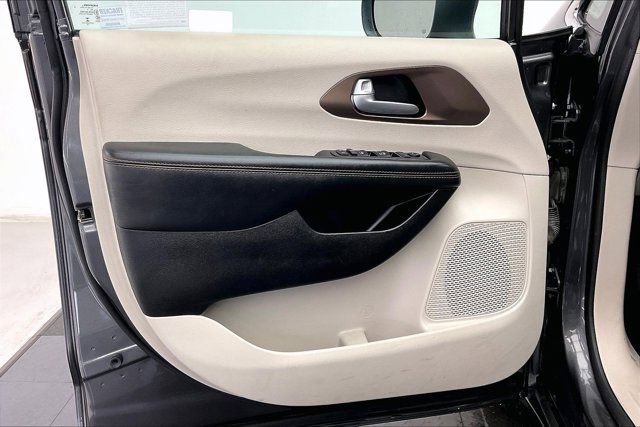 Used 2017 Chrysler Pacifica LX image 26