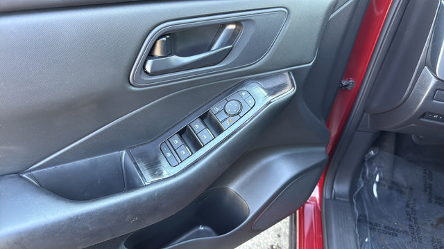 Used 2025 Nissan Rogue S AWD/4WD image 11