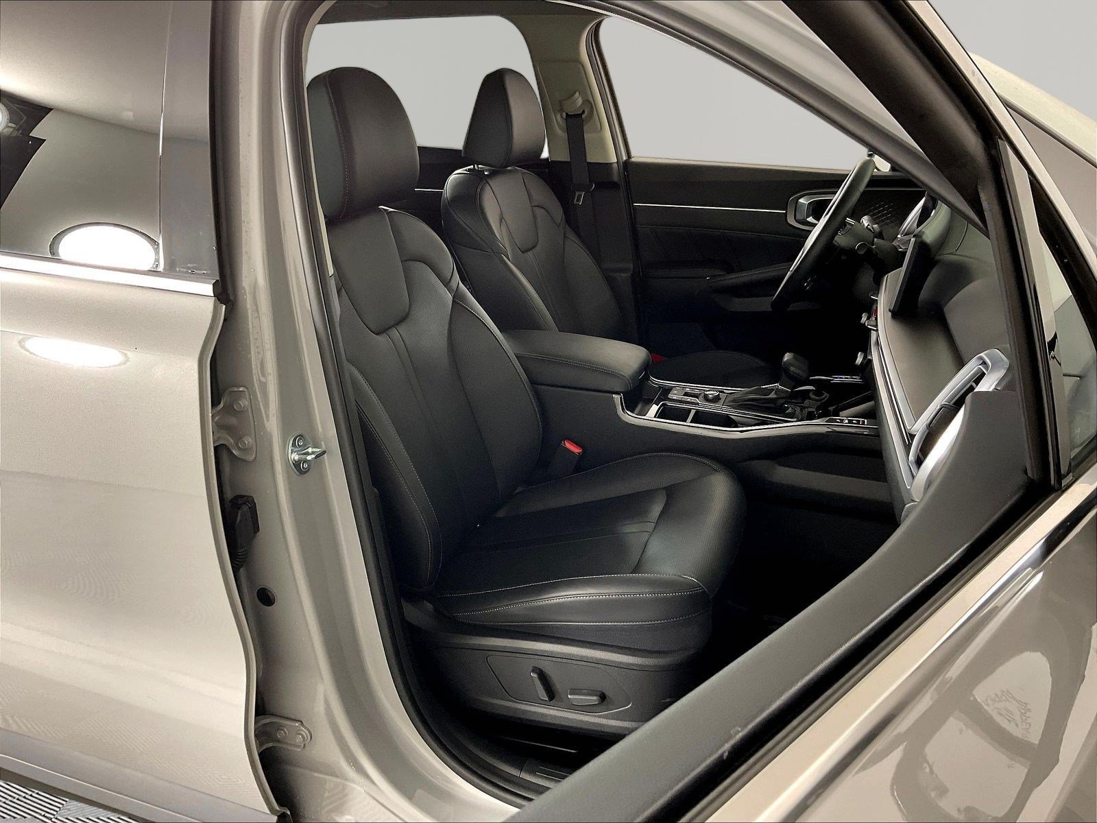 Certified 2025 Kia Sorento SX FWD image 30