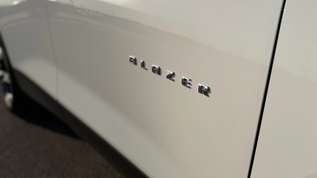 Used 2025 Chevrolet Blazer LT AWD/4WD image 3