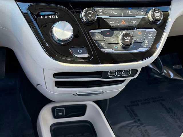Used 2023 Chrysler Pacifica Touring-L image 17