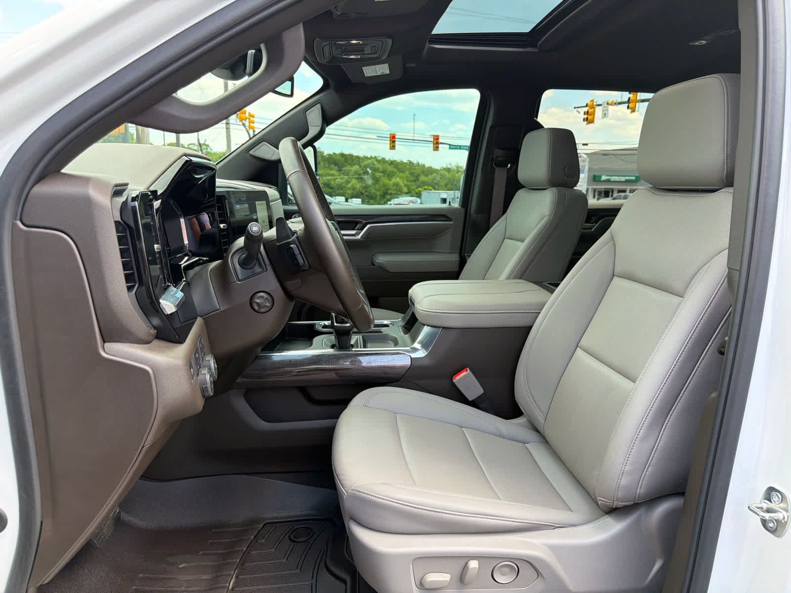 Used 2024 Chevrolet Silverado 1500 LTZ w/ LTZ Premium Package AWD/4WD image 4
