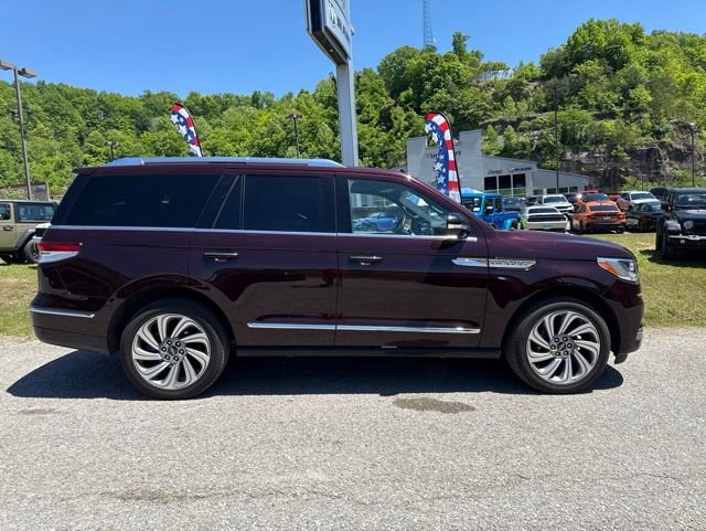 Used 2023 Lincoln Navigator Reserve AWD/4WD image 2