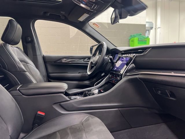 Used 2022 Jeep Grand Cherokee Altitude AWD/4WD image 12