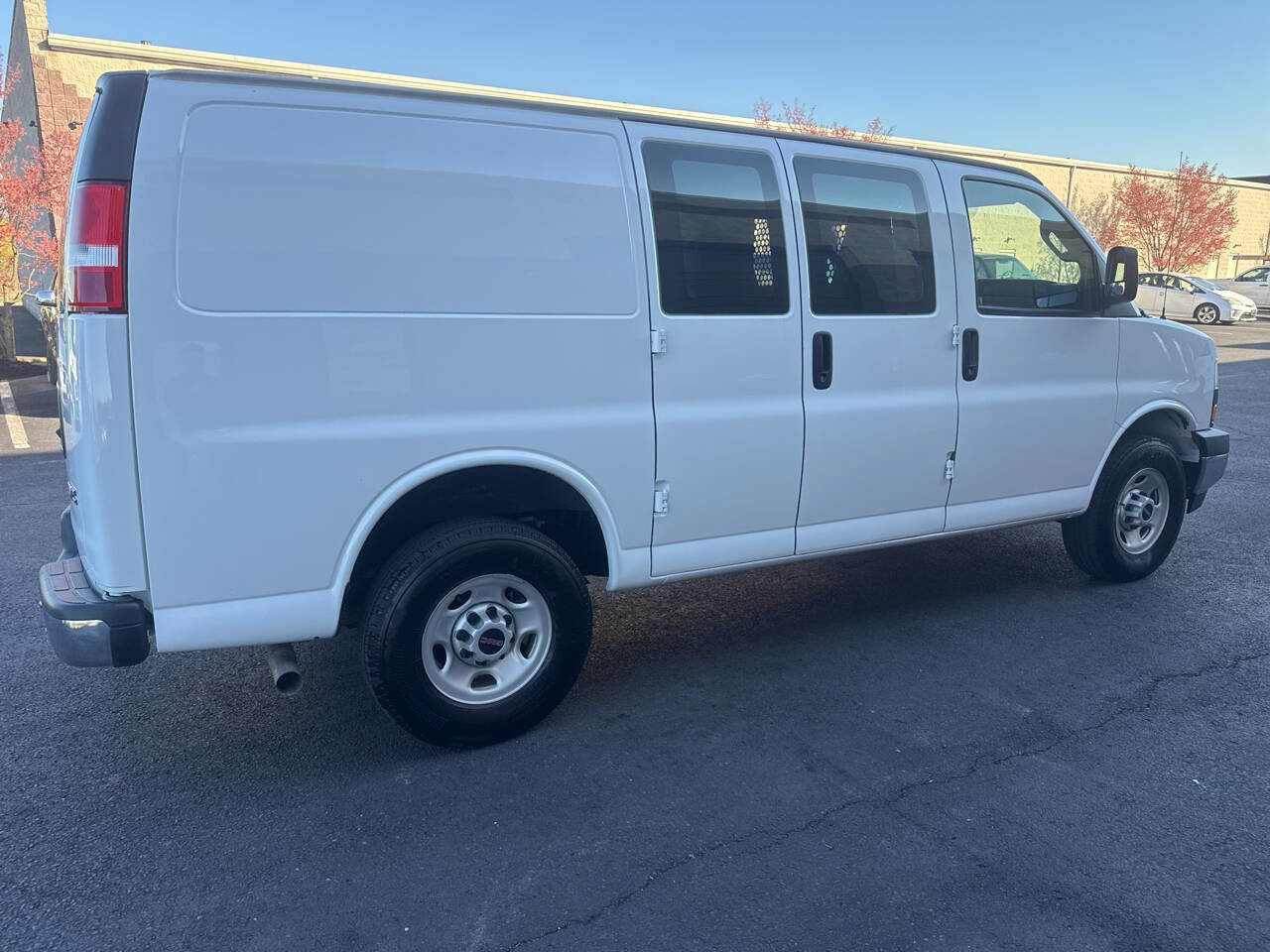 Used 2024 GMC Savana 2500 w/ Driver Convenience Package image 10