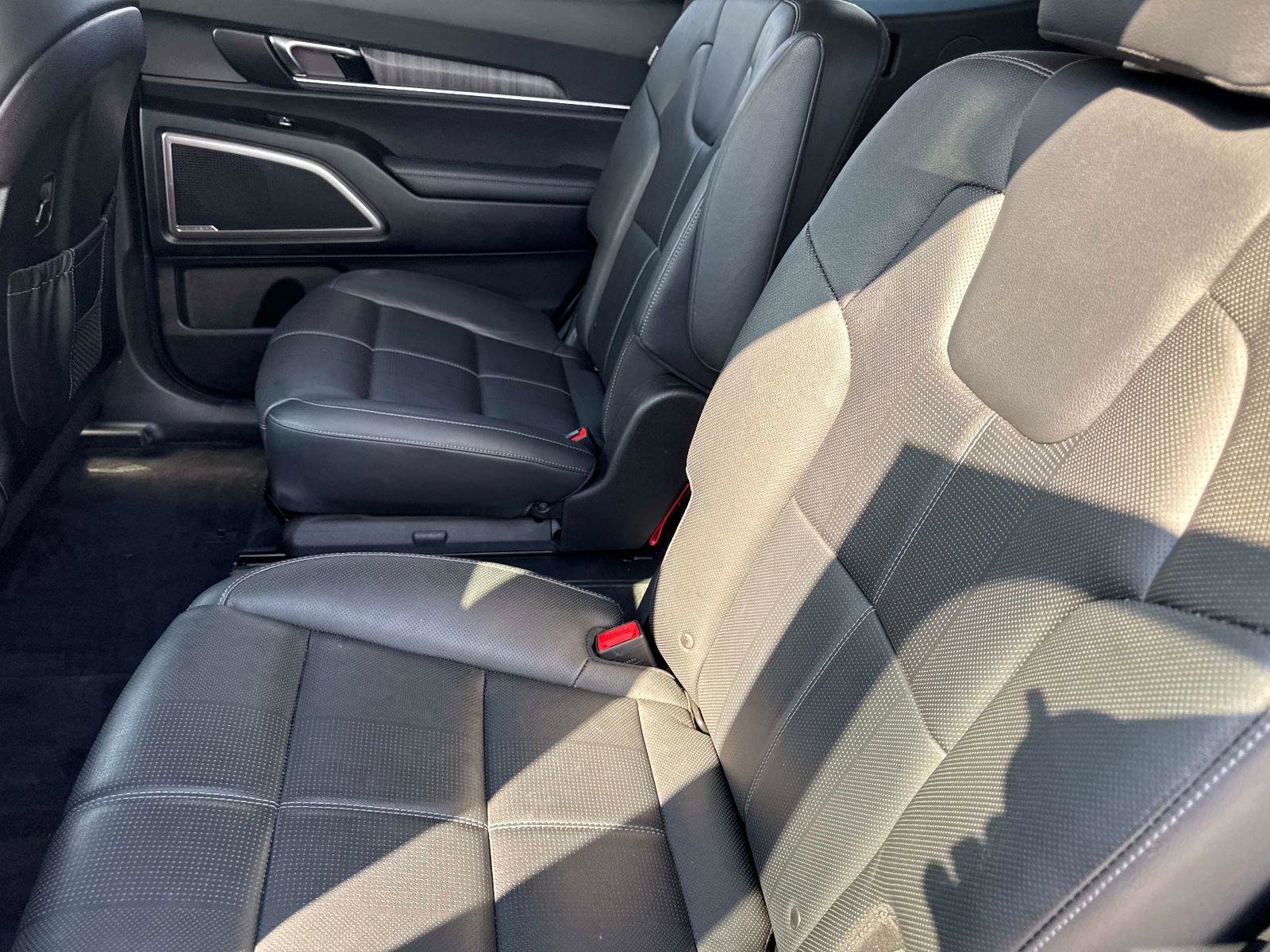 Used 2024 Kia Telluride EX w/ EX Captain's Chair Package image 17