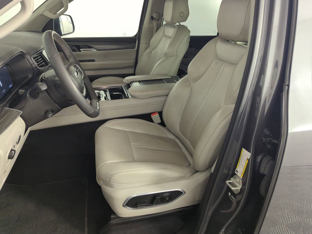 Used 2024 Jeep Wagoneer L Series II image 12