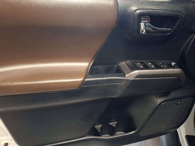 Used 2016 Toyota Tacoma Limited w/ Towing Package AWD/4WD image 11
