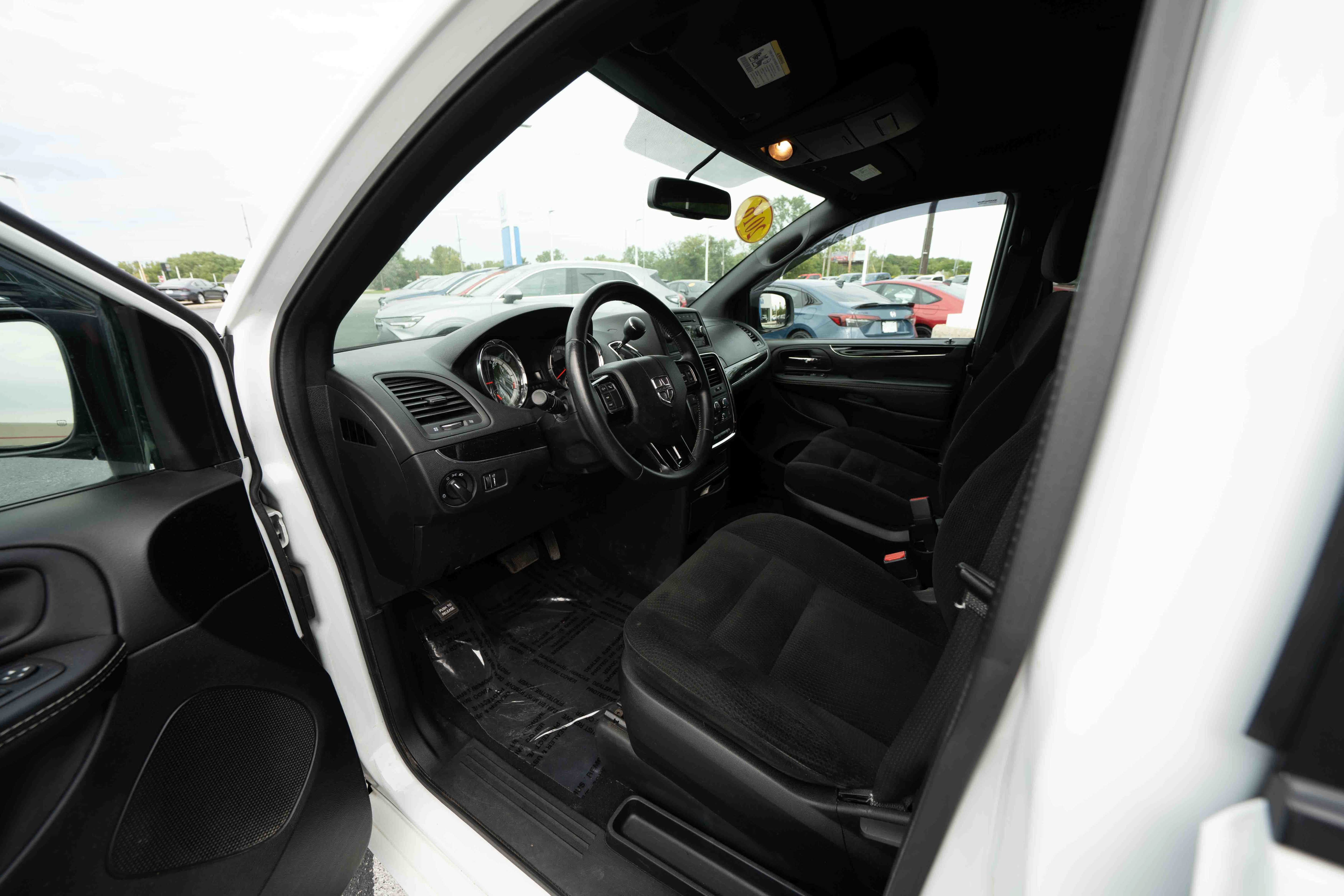 Used 2016 Dodge Grand Caravan SE FWD image 8