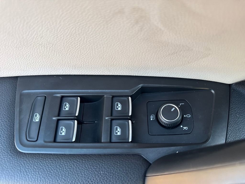 Used 2021 Volkswagen Tiguan SE w/ Panoramic Sunroof Package image 16