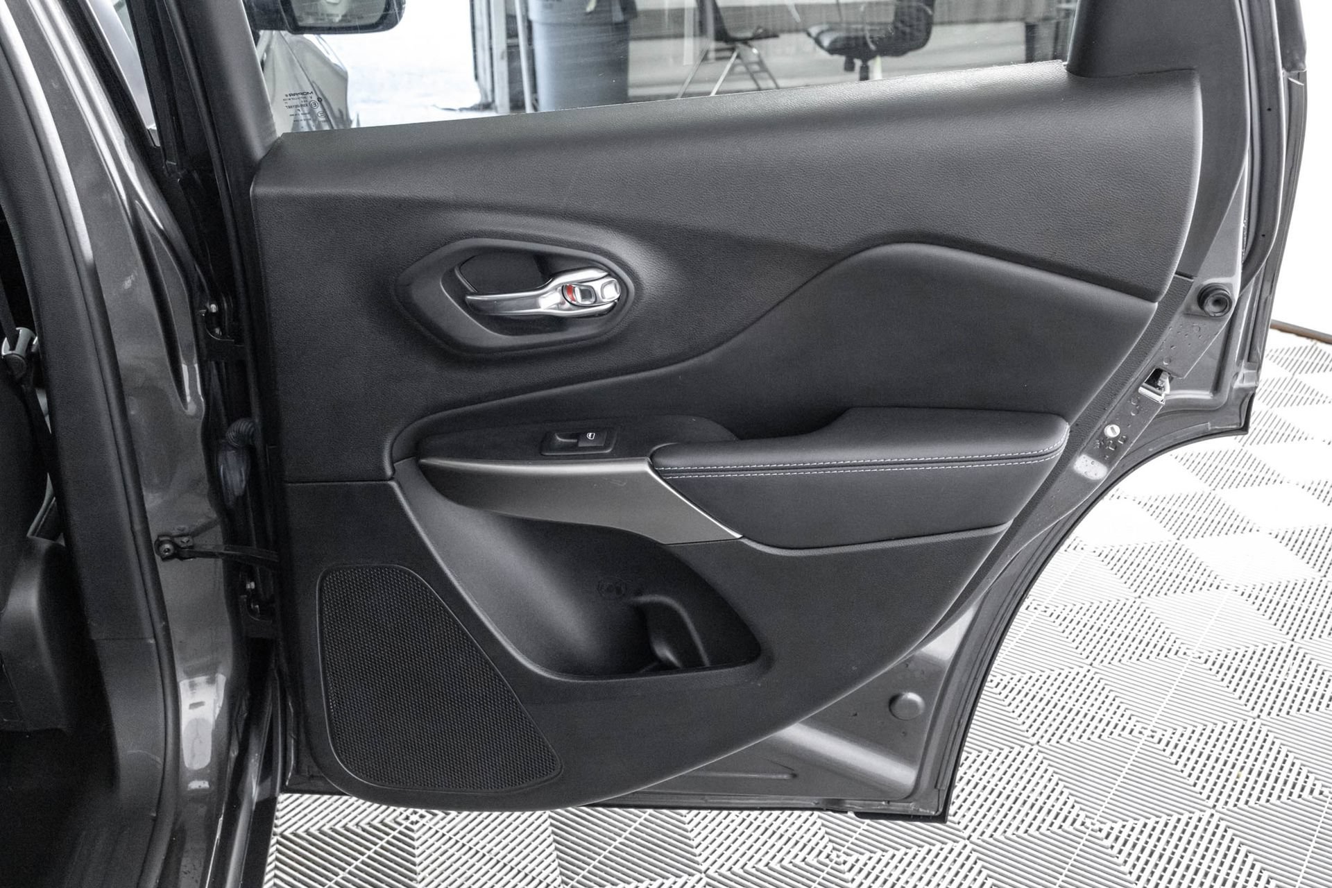 Used 2021 Jeep Cherokee Latitude Plus FWD image 38