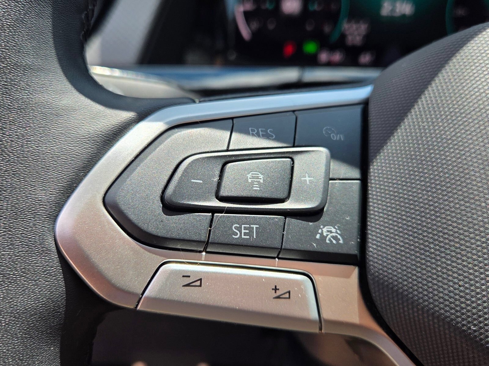 Used 2025 Volkswagen Atlas Peak Edition SE AWD/4WD image 25
