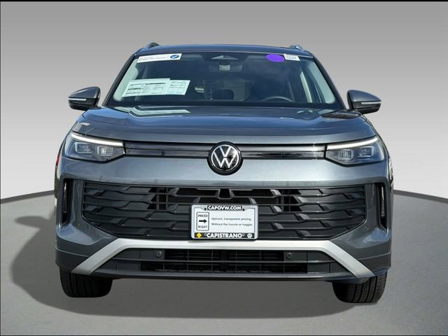 Used 2025 Volkswagen Tiguan SE image 2