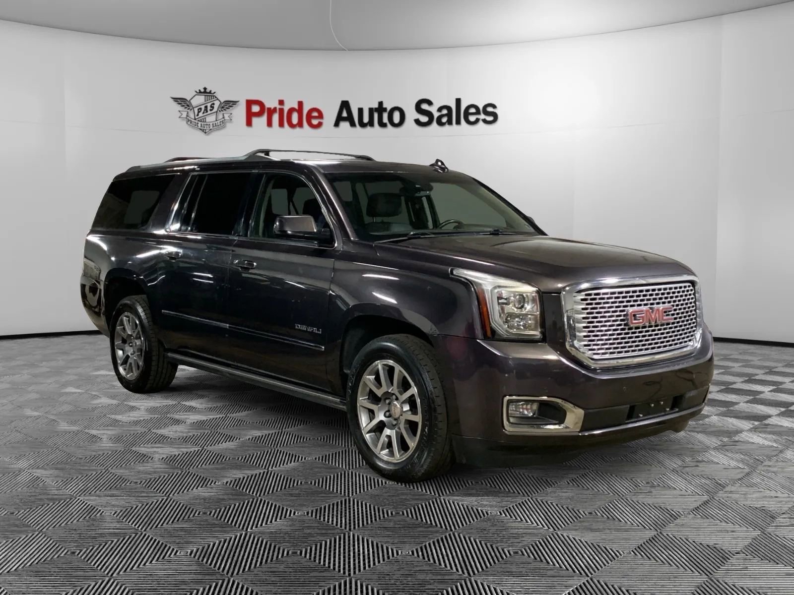 Used 2015 GMC Yukon XL Denali w/ Premium Package AWD/4WD image 3