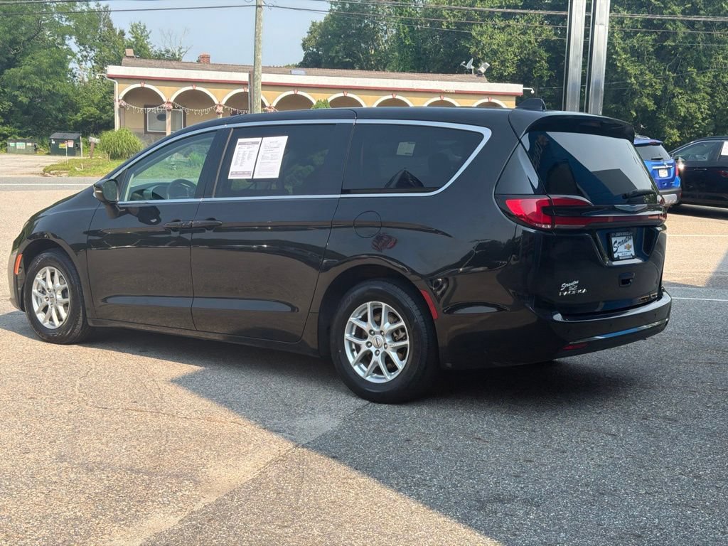 Used 2023 Chrysler Pacifica Touring-L FWD image 4