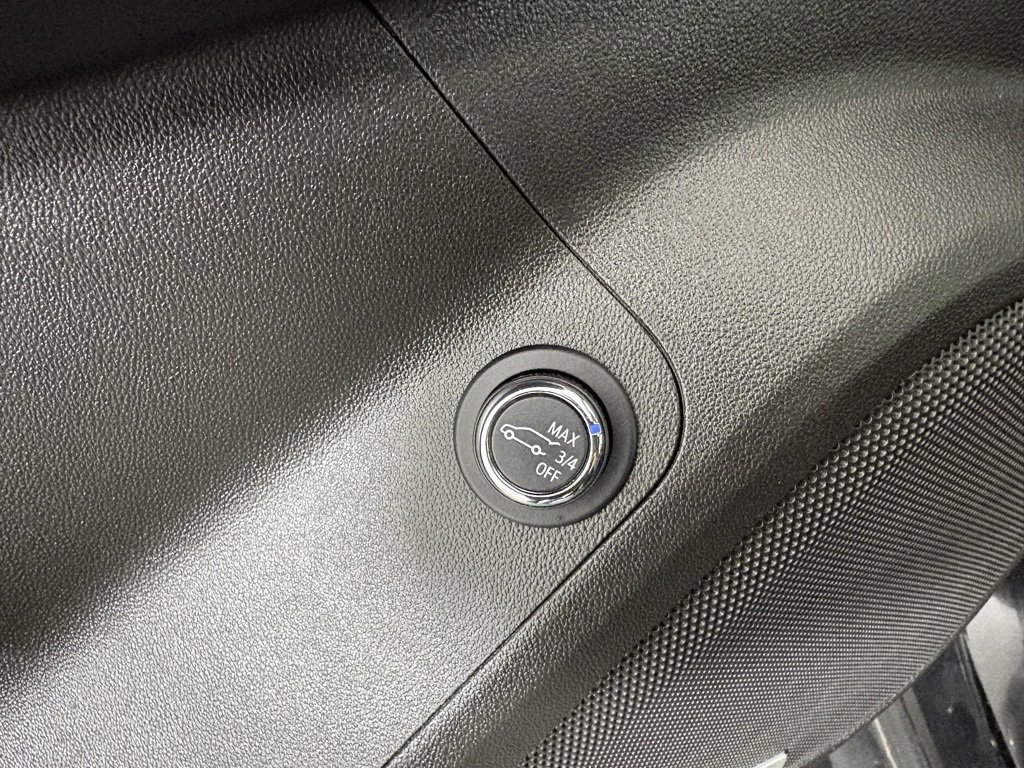 Used 2022 GMC Acadia AT4 w/ Technology Package image 17