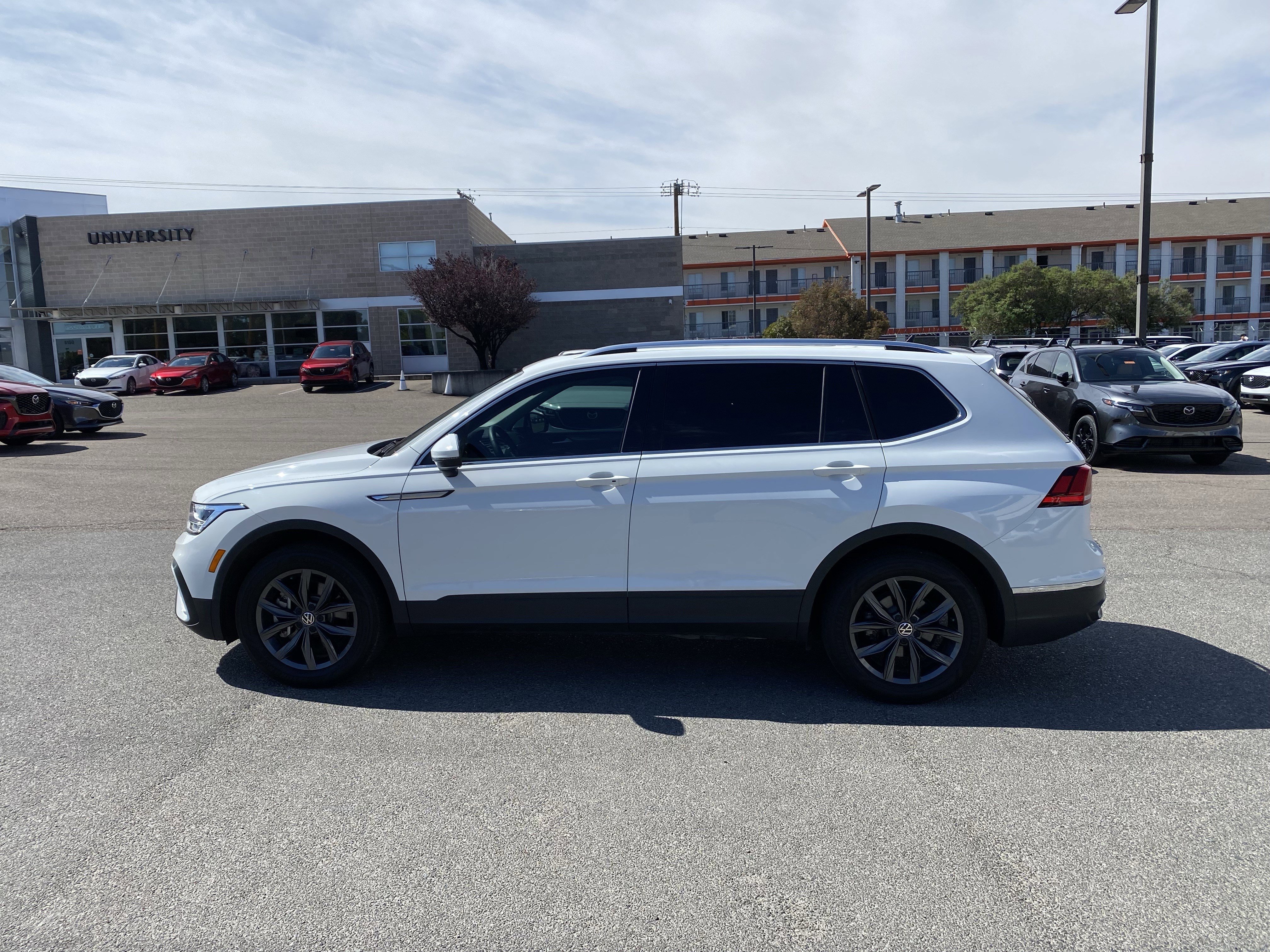Used 2022 Volkswagen Tiguan SE w/ Panoramic Sunroof Package FWD image 10
