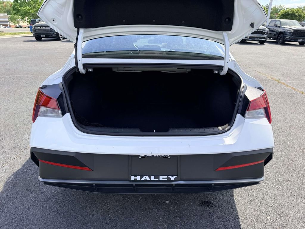 Used 2025 Hyundai Elantra Sport FWD image 16