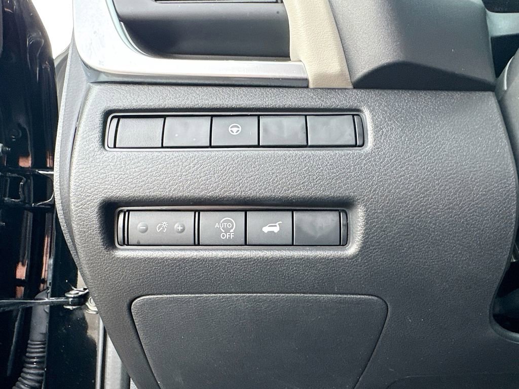 Used 2025 Nissan Rogue SV FWD image 32